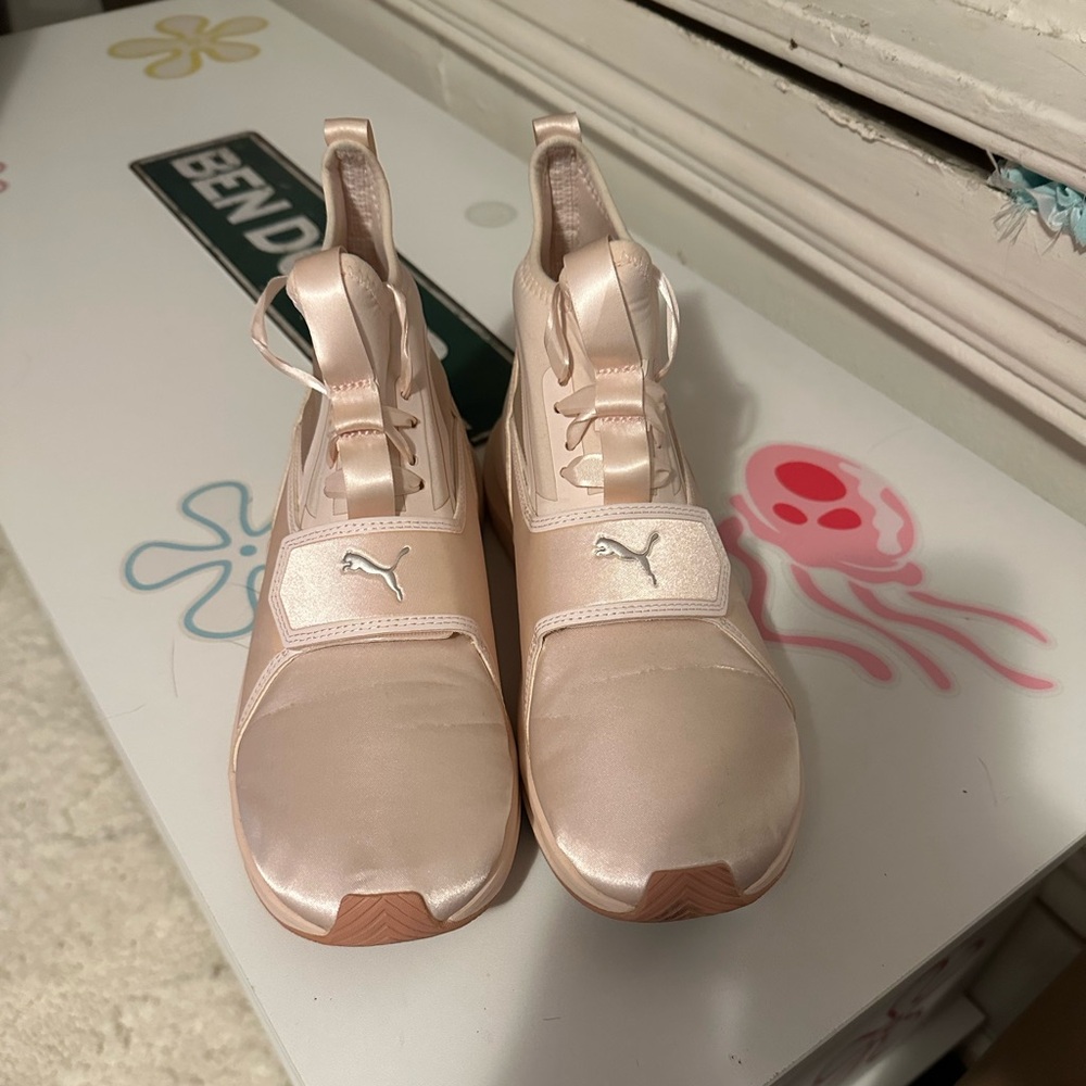 Pink size 8 pumas.